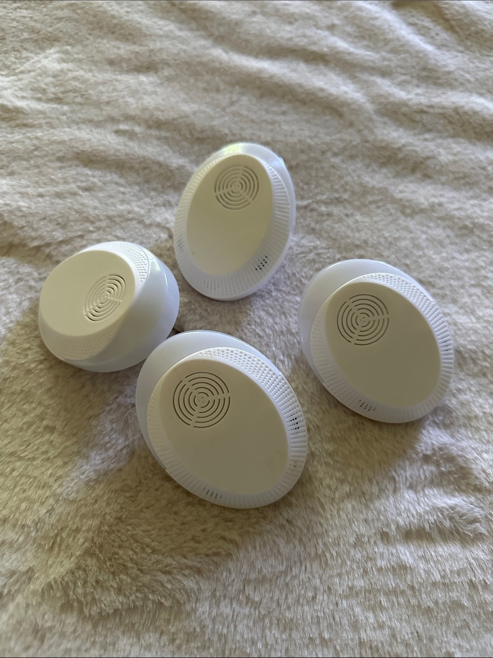 Oasis White Oval Plug-In Mouse repellent. Set of 4